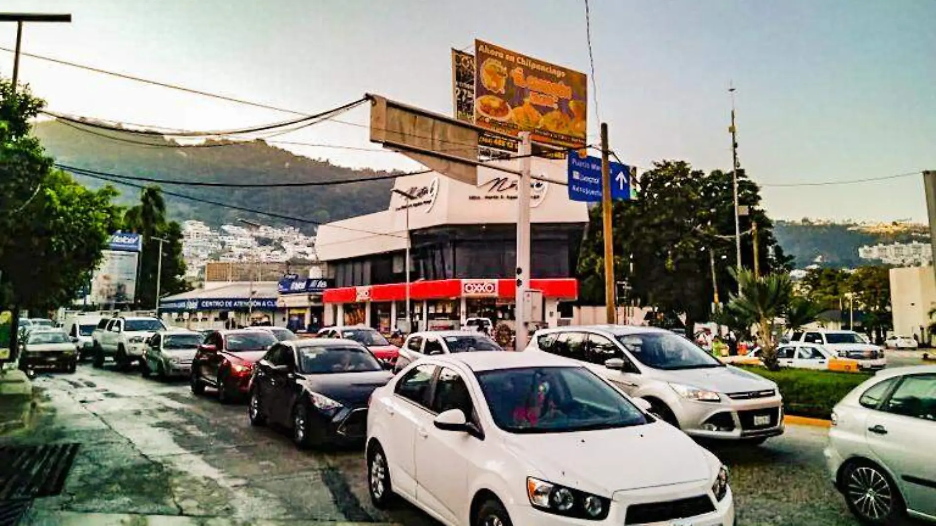 Congestionamiento vial en la escénica